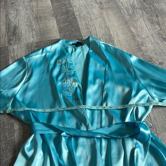 Vintage Halston Silky Blue Robe with Embroidered Detail - Picture 6 of 8